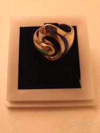 Anello in argento da donna, con 2 piccoli inserti.