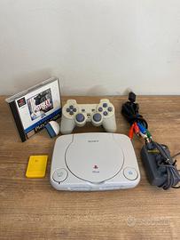 PsOne Con cavi , controller e un gioco.