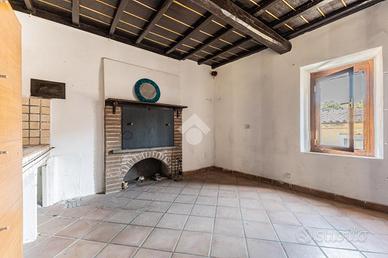 4 LOCALI A CAPRAROLA