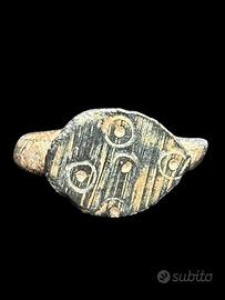 Anello romano antico talismano con occhi magici