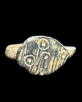 Anello romano antico talismano con occhi magici