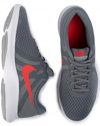 Nike Revolution 4