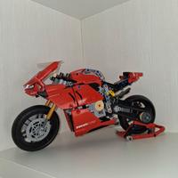 LEGO Technic Ducati Panigale V4 R (42107)