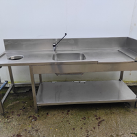 Tavolo acciaio entrata cesti scarti e lavabo