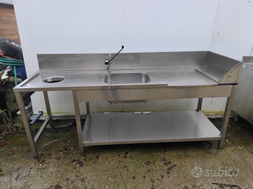 Tavolo acciaio entrata cesti scarti e lavabo