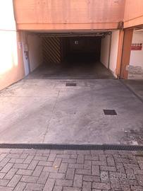 privato affitta  GARAGE   AUTO