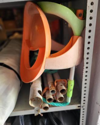 Altalena in metallo con sedia in plastica