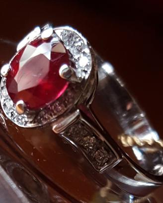 anello in oro con rubino e diamanti 