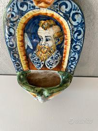 Acquasantiera antica in maiolica policroma