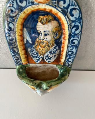 Acquasantiera antica in maiolica policroma