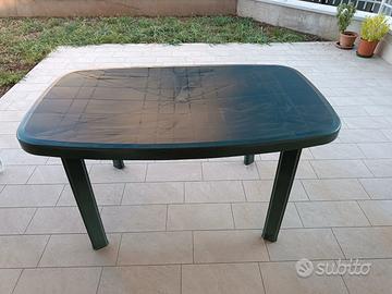 Tavolo da esterno in plastica