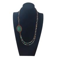 collana doppia con grande pietra verde ovale