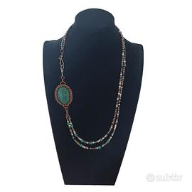 collana doppia con grande pietra verde ovale