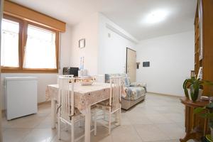 Trivano al piano terra con posto auto