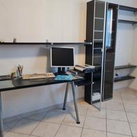 scrivania con vetrinetta e mensole