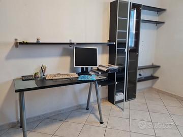 scrivania con vetrinetta e mensole