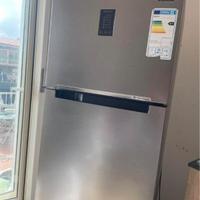 Tavolo,lampadari,frigo ,parete attrezzata,pezzi da