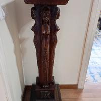 Colonna in legno scolpito con figure femminili – o