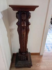 Colonna in legno scolpito con figure femminili – o
