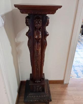 Colonna in legno scolpito con figure femminili – o