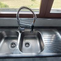 Lavandino doppia vasca con miscelatore e doccino