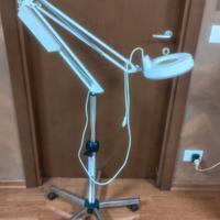 Lampada con lente di ingrandimento 
