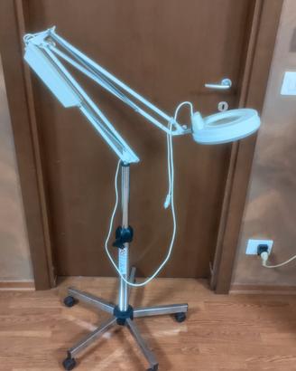 Lampada con lente di ingrandimento 