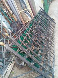 inferriata per balconcino con scaletta.