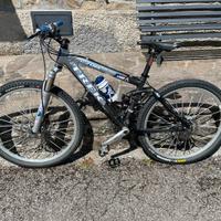 Bicicletta mountain bike