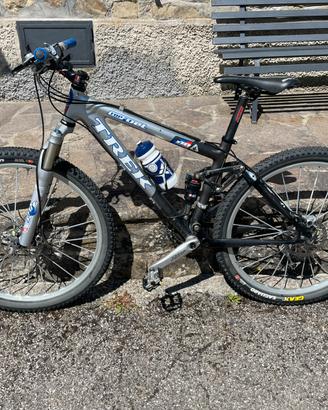 Bicicletta mountain bike
