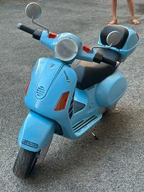 Vespa giocattolo con casco