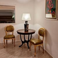 Tavolino diam 90 cm e 2 sedie in legno