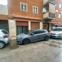 Via chieffi: locale con due vetrine