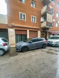 Via chieffi: locale con due vetrine