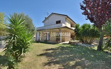 CASA INDIPENDENTE, GIARDINO, GARAGE E VISTA MARE