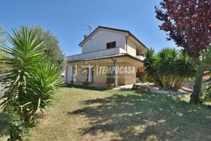 CASA INDIPENDENTE, GIARDINO, GARAGE E VISTA MARE