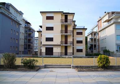 Frontemare laterale 3 camere dal 15/08 al 29/08