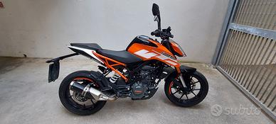 KTM DUKE 125 COLORE ARANCIO E NERA OTTIME CONDIZIO