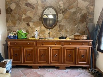 Credenza, tavolo e sedie in legno
