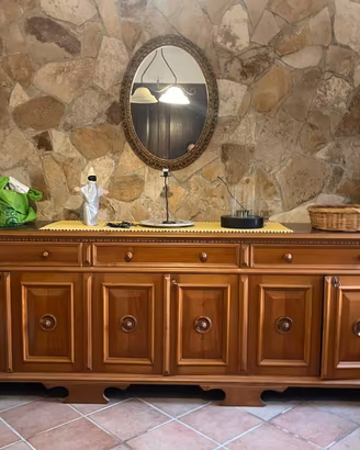 Credenza, tavolo e sedie in legno