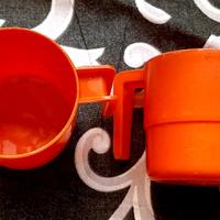 tazze arancioni vintage plastica con manico 