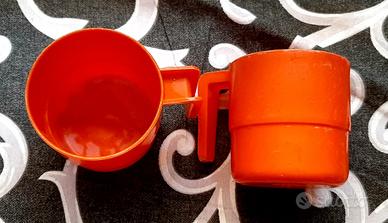 tazze arancioni vintage plastica con manico 