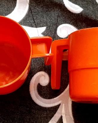 tazze arancioni vintage plastica con manico 