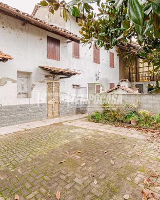 VILLA DA PERSONALIZZARE CON GIARDINO E RUSTICO