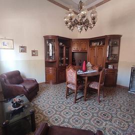 Soggiorno completo classico in legno.