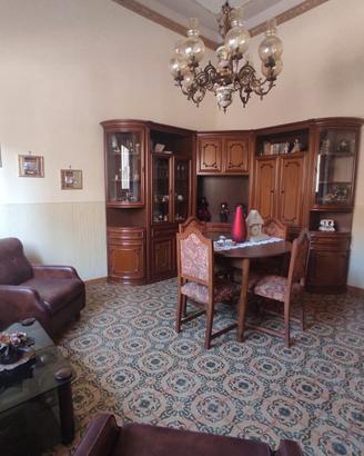 Soggiorno completo classico in legno.