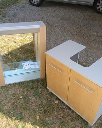 Mobiletto e specchiera bagno