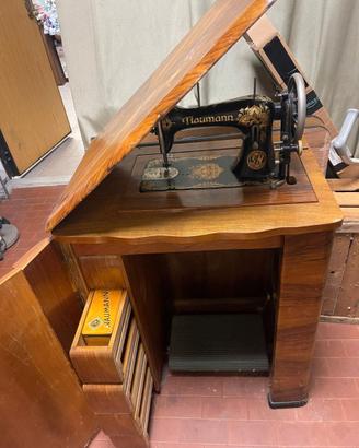 Macchina da cucire Naumann con mobile in legno – v