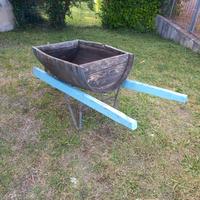 Carretta e 2 fioriere ricavate da una botte