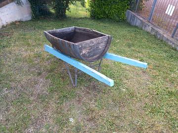 Carretta e 2 fioriere ricavate da una botte